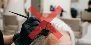 Adeus às tinturas para cobrir os cabelos brancos: o truque barato para melhorar a cor do seu cabelo sem gastar dinheiro