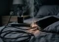 O erro que muita gente comete ao carregar o celular pode trazer riscos de incêndio em casa
