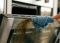 Como limpar a porta do forno por dentro sem desmontar e sem fazer bagunça