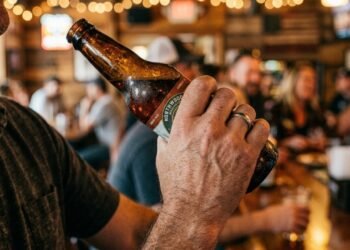 Funcionário é mandado embora por beber cerveja da concorrência fora da empresa e caso vai parar na Justiça