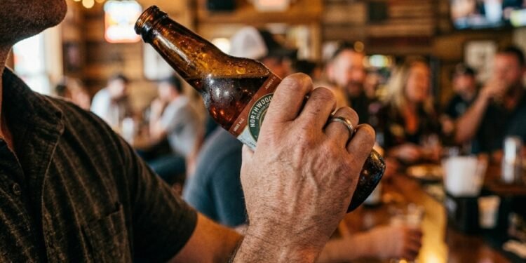 Funcionário é mandado embora por beber cerveja da concorrência fora da empresa e caso vai parar na Justiça