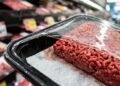 Muitas pessoas não prestam atenção ao que está embaixo da carne na embalagem