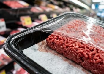Muitas pessoas não prestam atenção ao que está embaixo da carne na embalagem