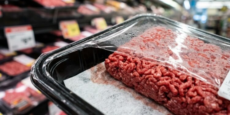 Muitas pessoas não prestam atenção ao que está embaixo da carne na embalagem