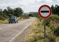 Placa de círculo vermelho com faixa preta gera multas de até R$ 8 mil na Argentina e confunde motoristas brasileiros