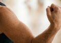 Braços mais firmes após os 50: o exercício essencial recomendado por treinadores