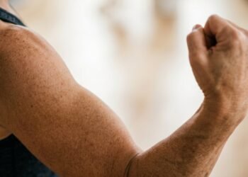 Braços mais firmes após os 50: o exercício essencial recomendado por treinadores