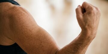 Braços mais firmes após os 50: o exercício essencial recomendado por treinadores
