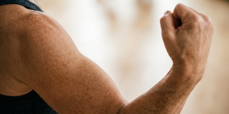 Braços mais firmes após os 50: o exercício essencial recomendado por treinadores