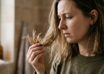 Dicas de hidratação para cabelos secos em casa que parecem feitas no salão