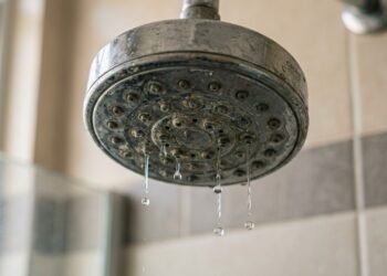 Os 5 passos simples para melhorar aquele chuveiro fraco e sem pressão