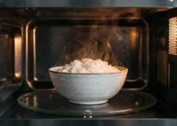 Atenção, o perigo real de aquecer o arroz várias vezes no micro-ondas