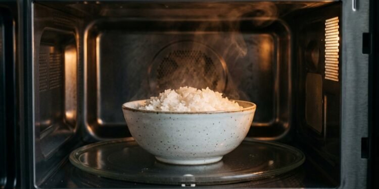 Atenção, o perigo real de aquecer o arroz várias vezes no micro-ondas