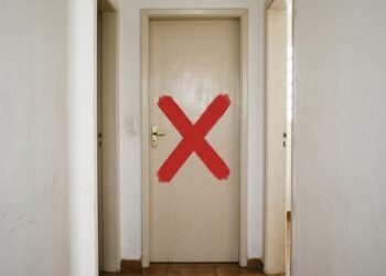 Adeus às portas tradicionais: nova tendência dos banheiros pode economizar espaço e reduzir custos nas construções