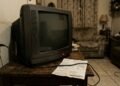 Televisão antiga apenas ligada na tomada consome até 22 W e eleva o desperdício de energia em casa