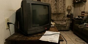 Televisão antiga apenas ligada na tomada consome até 22 W e eleva o desperdício de energia em casa