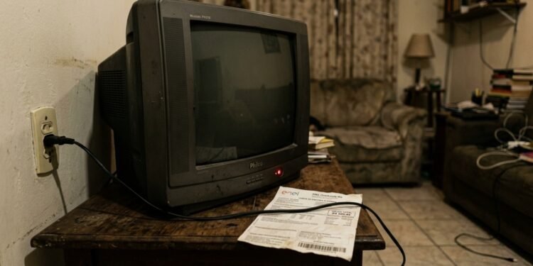 Televisão antiga apenas ligada na tomada consome até 22 W e eleva o desperdício de energia em casa