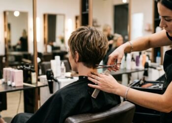 O corte curto ideal para mulheres depois dos 50 que traz volume sem pesar o visual