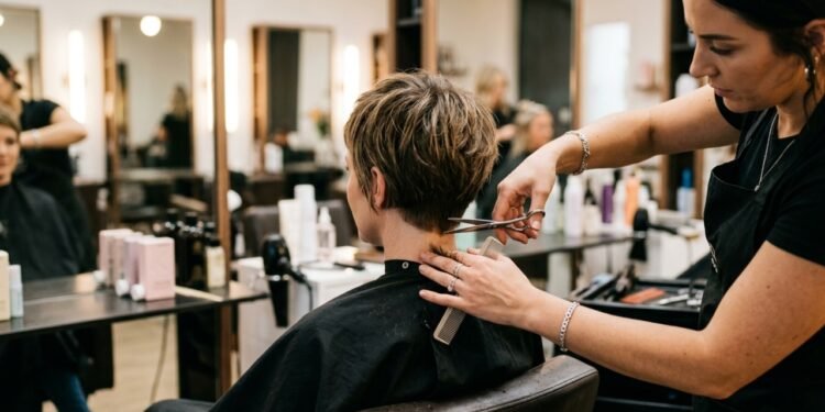 O corte curto ideal para mulheres depois dos 50 que traz volume sem pesar o visual