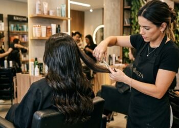 Cabeleireiros revelam: “Cortar o cabelo regularmente ajuda no crescimento saudável, mas não acelera o crescimento”