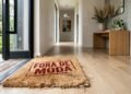 Adeus ao tapete tradicional: nova tendência para entradas de casa aposta em mais estilo