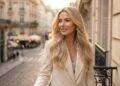 A nova cor de cabelo loiro que domina a Europa e promete rejuvenescer mulheres de 50 no Brasil