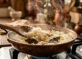 O arroz branco não se faz com água, mas com 3 dentes de alho, 2 folhas de louro e caldo