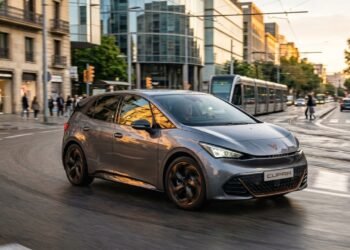 Novo carro elétrico promete ir de 0 a 100 km/h em 7,1 segundos e bater de frente com os rivais como o Renault 5 E-Tech ou o MINI Cooper E
