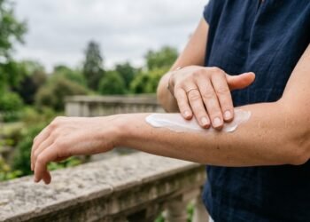 Dermatologistas afirmam: “Protetor solar em dias nublados ainda é necessário, mesmo sem sol aparente”