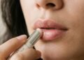 Nem batom nem gloss: o protetor labial que se tornou o item obrigatório na bolsa de inverno