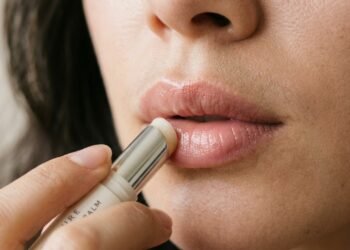 Nem batom nem gloss: o protetor labial que se tornou o item obrigatório na bolsa de inverno