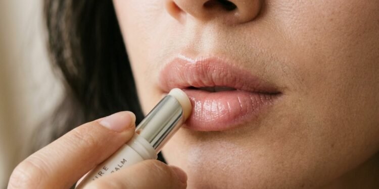 Nem batom nem gloss: o protetor labial que se tornou o item obrigatório na bolsa de inverno