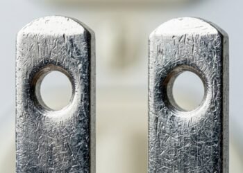 Não são apenas decorativos: aprenda para que servem os orifícios nas tomadas elétricas e como eles previnem acidentes