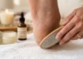 Qual a frequência correta de lixar os pés e cuidados para evitar ressecamento