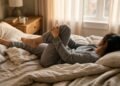 Adeus ao corpo travado ao acordar, como alongar sem sair da cama para começar o dia bem
