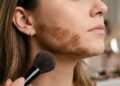 Como evitar manchas ao usar bronzer e conquistar um acabamento leve e natural