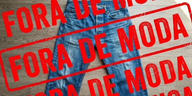 Adeus a calça jeans azul, veja como esse tom neutro veio para substituir o básico e dominar 2026 com elegância