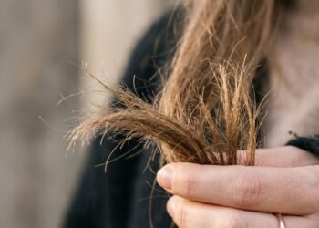 Por que o cabelo sofre mais no outono e o que fazer para evitar fios fracos e quebradiços