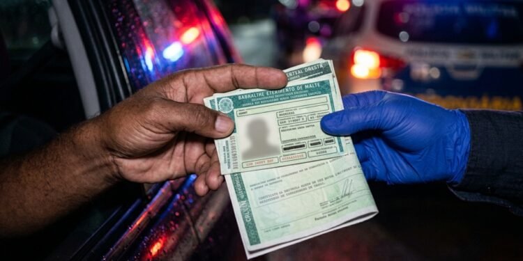 Esquecer esses dois documentos no trânsito pode gerar multa e pontos na carteira em 2026