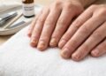 Nem pomadas caras nem tratamentos químicos, o hábito simples no banho que protege suas unhas de fungos