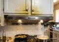 Adeus à gordura nos armários: o aparelho moderno que deixa a cozinha mais limpa e agradável