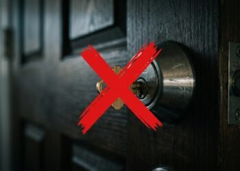 Meu irmão trabalha com segurança e revelou o motivo para nunca deixar a chave na porta à noite