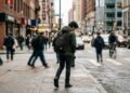 O que significa caminhar olhando para baixo, segundo a psicologia
