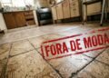 Adeus azulejos na cozinha: a tendência minimalista para renovar o piso em um dia e sem pedreiros