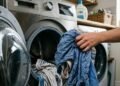 O erro na lava e seca que deixa roupas úmidas, amassadas e com cheiro ruim
