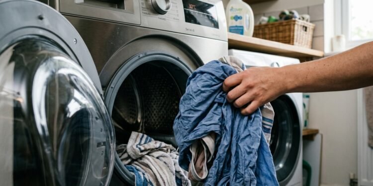 O erro na lava e seca que deixa roupas úmidas, amassadas e com cheiro ruim