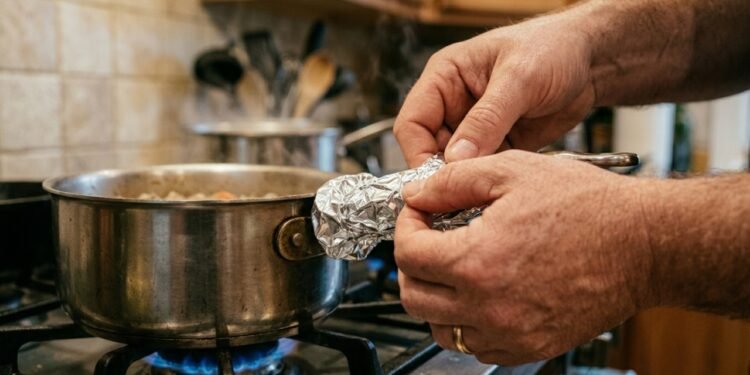 Pouca gente sabe para que serve enrolar papel alumínio no cabo da panela ao cozinhar