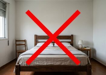 Adeus cabeceira tradicional: a tendência de decoração que está mudando completamente o visual dos quartos atuais