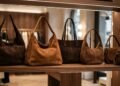 A bolsa tendência de 2026 que aposentou o preto e trouxe mais leveza aos looks