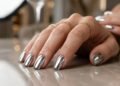 Unhas metálicas: por que o ingrediente que cria esse efeito será proibido a partir deste mês